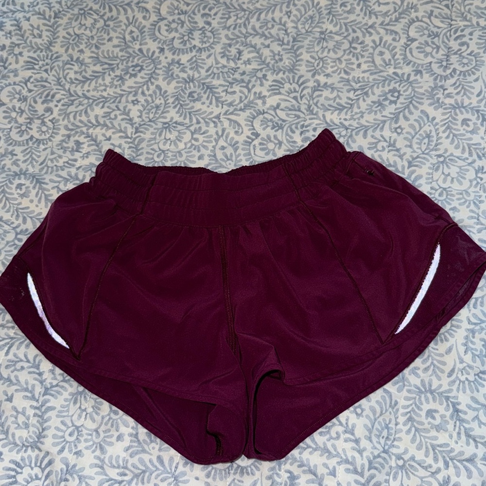 Lulu Lowrise Hotty Hot Shorts 2.5 Inseam